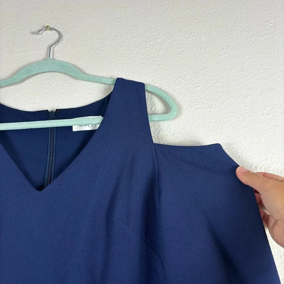 NWT Eliza J Cold Shoulder Crepe Shift V-neck Dress in Navy Blue size 10 - Picture 11 of 16